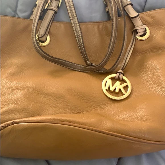 SOLD MICHAEL KORS light brown/tan handbag - Picture 5 of 7